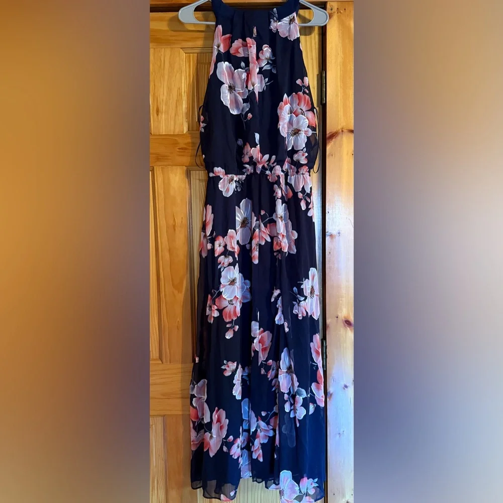 Size 18- women’s floor length dress. Worn once - Picture 2 of 6